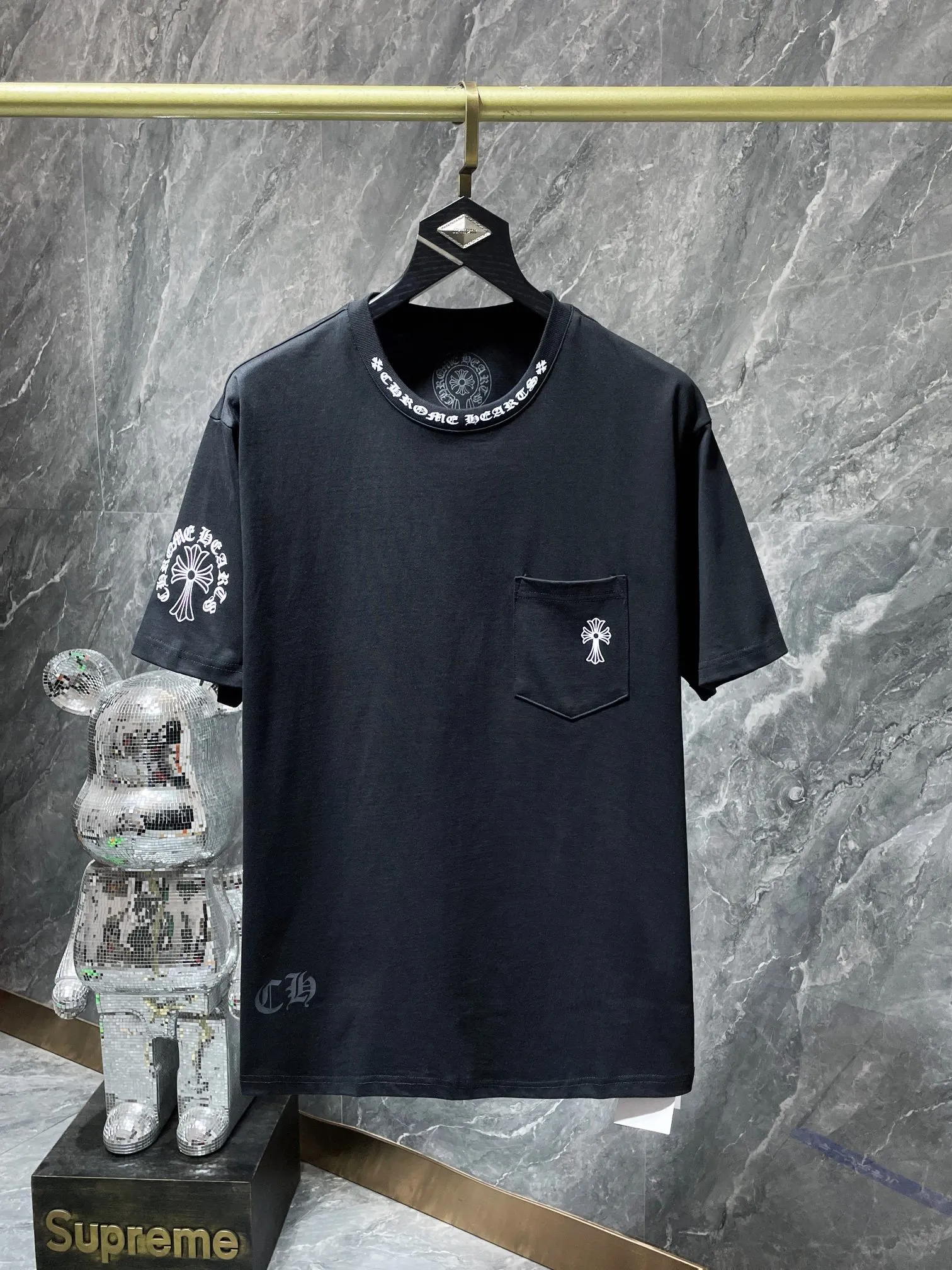 P140 New Chrome Hearts 25ss for summer. High gram weight, environmentally friendly and high-quality top-grade fabric. 260g~270g. Chrome letter collar, letter large long cross flower arm short sleeves. Imported glue printing and dyeing. Counter synchronization. 1:1 replica version. Recommended color: black white. Size: S, M, L, XL.